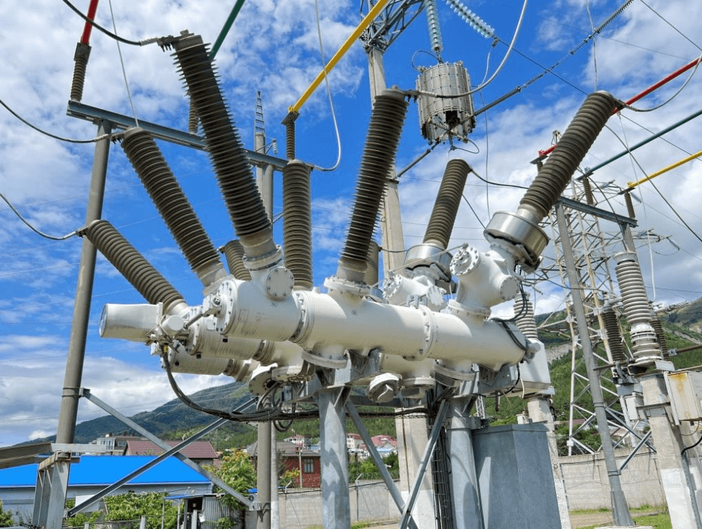 Электрик производит безопасную работу над электрическими проводами